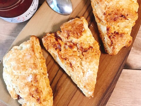 イチゴジャム入りスコーン